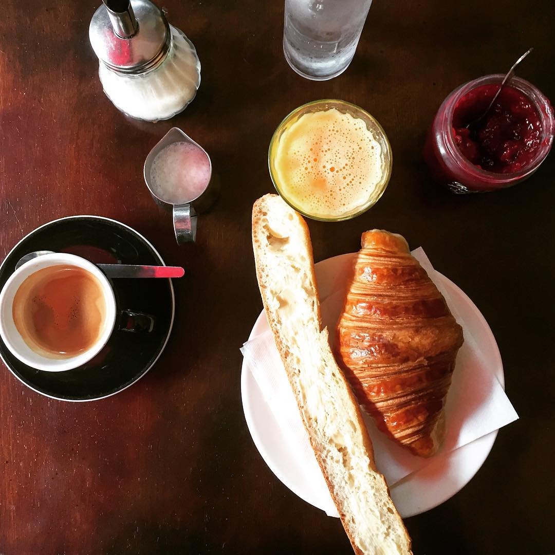 francuskie śniadanie croissant bagietka