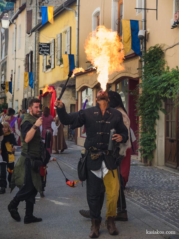 Połykacz ognia na festiwalu średniowiecznym