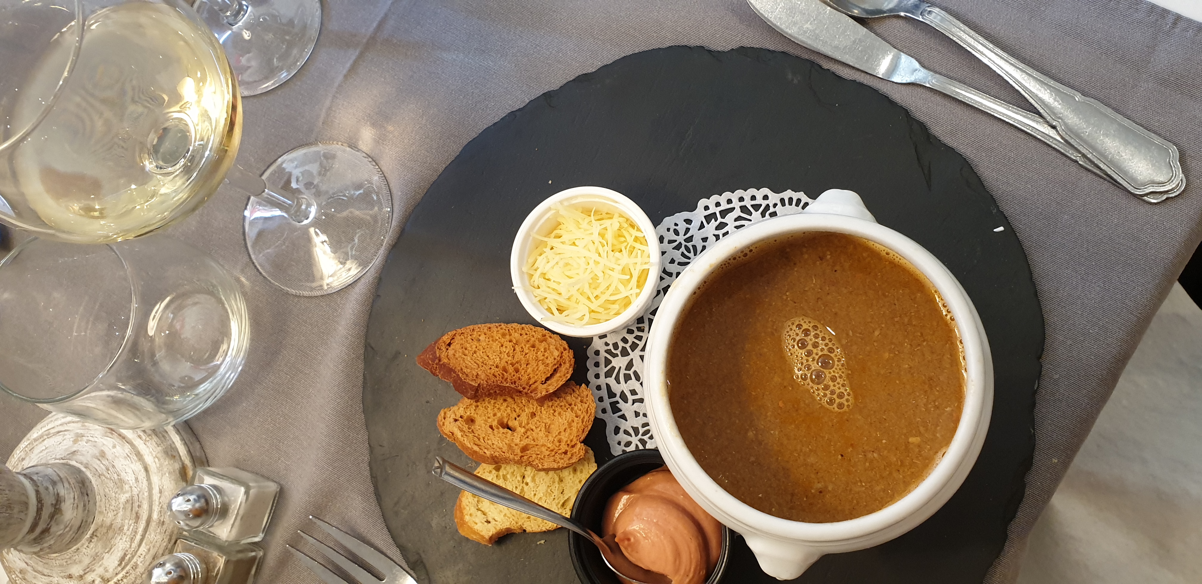 francuska zupa cebulowa